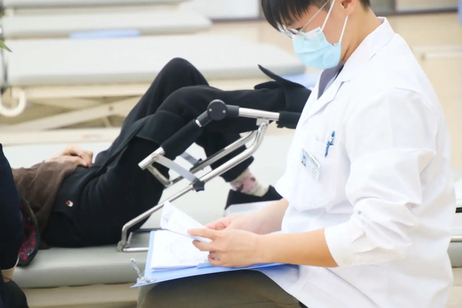 杭州东方华康康复医院：老人关节痛别硬扛，避开3个坑，这样护关节更靠谱